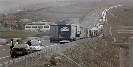 Poblí hranic mezi eckem a Bulharskem stojí doprava