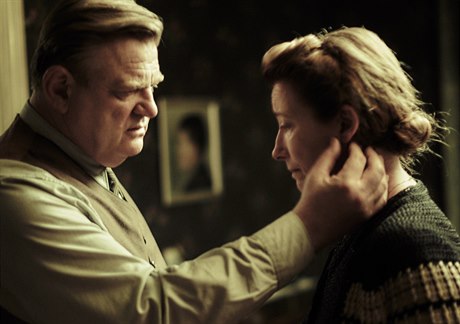 Emma Thompson a Brendan Gleeson v hlavních rolích filmu Alone in Berlin.