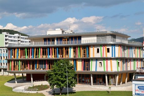 Moderní dínská knihovna ji z dálky pipomíná svou architekturou polici s...
