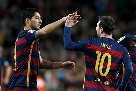 Luis Suárez slaví s Lionelem Messim jednu ze svých branek do sítě Celty Vigo
