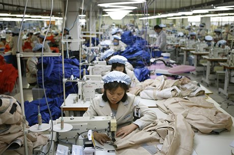 Severokorejské dlnice ijí obleení v jedné z továren prmyslového komplexu...