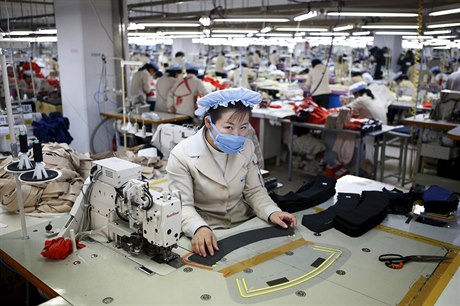 Severokorejské dlnice ijí obleení v jedné z továren prmyslové zóny Kesong.