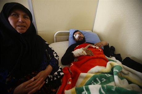Mu zranný bhem nálet na Aleppo leí na lku malé kliniky ve mst Kilis u...