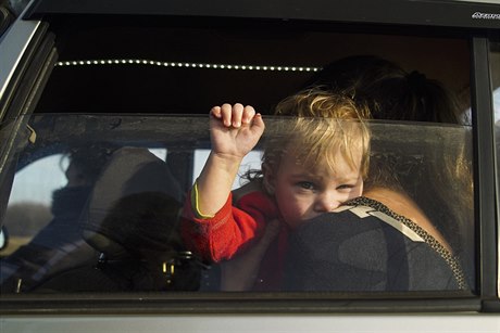 Dít vyhlíí z okna auta, v nm jeho rodina eká na pekroení frontové linie...