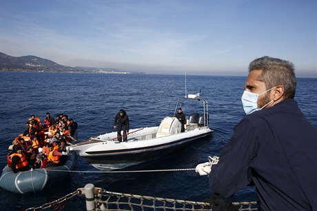 ecká pobení strá se zachránnými uprchlíky a migranty.