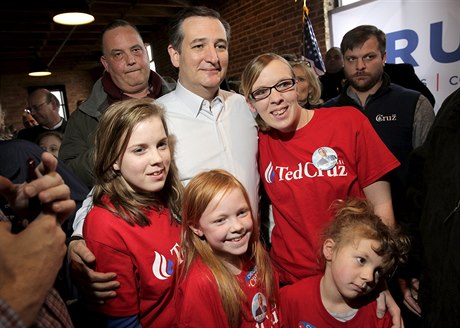 Ted Cruz pózuje s mladými píznivkynmi v Camdenu.