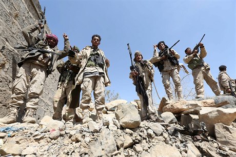 Válka v Jemenu. Na snímku provládní vojáci v prostoru strategické vojenské...