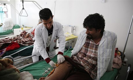 Jemenec zranný pi náletech arabské koalice v nemocnici v Saná.