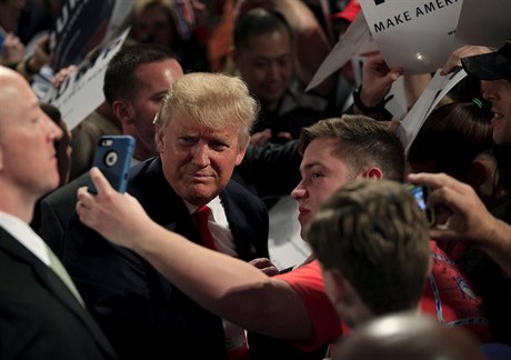 Trump pózuje pro fotografii s jedním ze svých stoupenc.