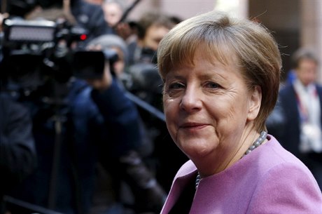 Angela Merkelová pijídí na summit do Bruselu.