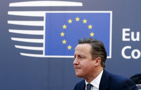 Britský premiér David Cameron pi píchodu novinám ekl, e pes uritý...