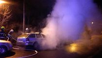 Dopravnm policistm z Prahy IV. nkdo na Hjch zaplil dv sluebn auta.