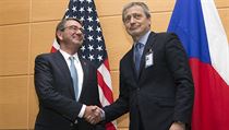 Český ministr obrany Martin Stropnický se svým americkým kolegou Ashem Carterem.