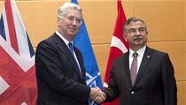 Britský ministr obrany Michael Fallon (vlevo) se svým tureckým protějškem Ismet...