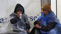 Děti v uprchlickém centru v chorvatském Slavonském brodě se snaží zahřát během...