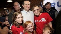 Ted Cruz pzuje s mladmi pznivkynmi v Camdenu.