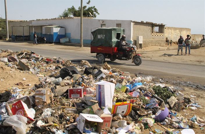 Lidé ve odhazují na zem a to zcela spontánn. Me za to samozejm vedení...