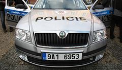 Policejn auto srazilo v Praze star enu, utrpla vn zrann