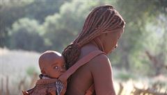 Himbky nosí dti na zádceh
