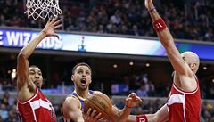 Golden State Warriors guard Stephen Curry (30) shoots between Washington...
