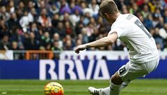 Real Madrid's Toni Kroos scores a goal
