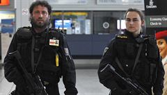 Policisté se samopaly hlídkují na pražském letišti.