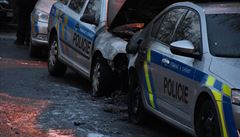 Dopravním policistm z Prahy IV. nkdo na Hájích zapálil dv sluební auta.
