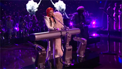 Lady Gaga uctila na hudebních cenách Grammy chameleona Davida Bowieho