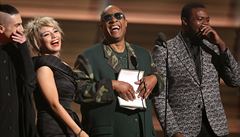 Stevie Wonder (uprosted) na pedávání cen Grammy.
