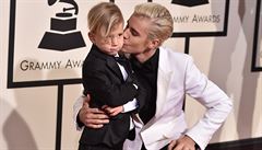 Jaxon Bieber a Justin Bieber na pedávání cen Grammy.