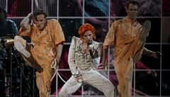 Lady Gaga bhem svého vystoupení uctila památku Davida Bowieho.