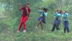 Do školy přes řeku. Nepálské děti každý den riskují život na laně