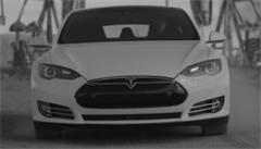 Vůz Tesla prozářil postapokalyptický svět v neoficiální reklamě od fanoušků