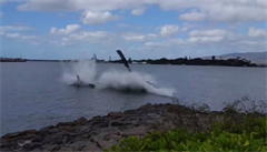 Kamera zachytila moment, kdy se vrtulník zřítil do vody. Nehoda se vyšetřuje