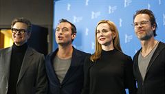 Colin Firth, Jude Law, Laura Linney a Guy Pearceve pózují na tiskové konferenci...