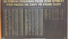 Proč chybí jména policistů? Do památníku padlých nesmíme zasahovat, tvrdí prezidium