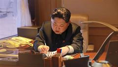 Kim ong-un podepisuje dokument na nedatovaném snímku publikovaném...