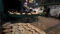 Pouliní výroba chleba v opozici ovládané tvrti Aleppa.