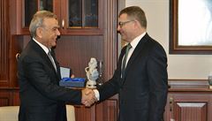 eský ministr zahranií Lubomír Zaorálek (vpravo) se 9. února v Izmiru setkal...