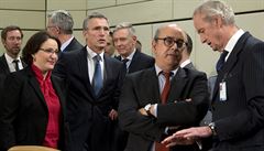 Generální tajemník NATO Jens Stoltenberg (uprosted)  a gruzínská ministryn...