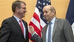 Americký ministr obrany Carter (vlevo) se svým francouzským protjkem...