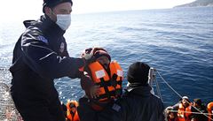 Řecká pobřežní stráž se zachráněnými uprchlíky a migranty. | na serveru Lidovky.cz | aktuální zprávy