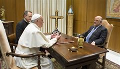 Pape Frantiek hovoí s iráckým premiérem Abádím pi jeho návtv ve Vatikánu.