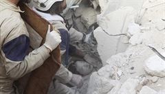 P�íslu�níci civilní obrany vytahují dívku ze sutin budovy po leteckých úderech...