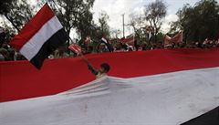 Chlapec s jemenskou vlajkou na demonstraci u píleitosti 5. výroí svrení...