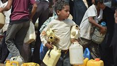 Chlapec s kanystry na pitnou vodu v chudinské tvrti msta Hudajdá na pobeí...
