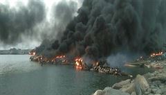 Hoící rybáské loky po útoku na pístavní msto Hajma (Hajma, guvernorát...
