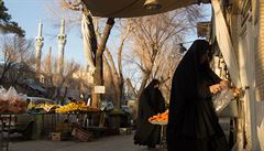 Íránky na malém ovocném trhu v Jazdu.