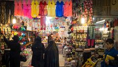 Na velkém bazaru v Teheránu lze koupit skoro cokoli, od koení po tiskárny. A...