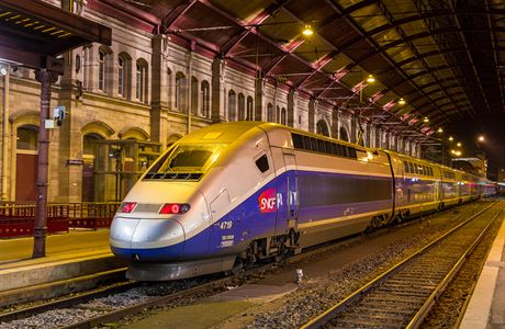 Vlak francouzské státní spolenosti SNCF